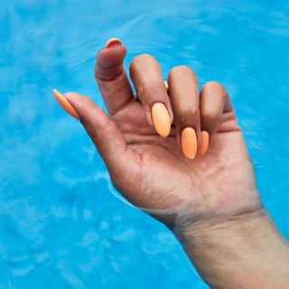 en Vogue Lac it! Do not disturb punchy pastel orange crème UV/LED gel polish for professional nails and extensions. Shown on oval nails