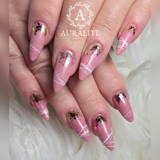 en Vogue Lac it! confidence rosy mauve jelly UV/LED gel polish for professional nails and extensions shown on stiletto nails with nail art