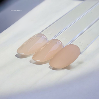 en Vogue Lac it! honesty sandy peach jelly UV/LED gel polish for professional nails and extensions shown on nail swatch sticks
