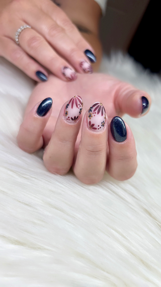 en Vogue Lac it! lock-key antique gold pearl, forbidden-love, deep grey-blue shimmer, Enchantress sultry plum-red pearl, Black Rose black cherry burgundy crème UV/LED gel polish for professional nails and extensions shown on oval nails manicure with nail art