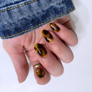 en Vogue Lac it! the-complete-tortoiseshell-nail polish kit for professional nails and extensions shown on oval nails manicure