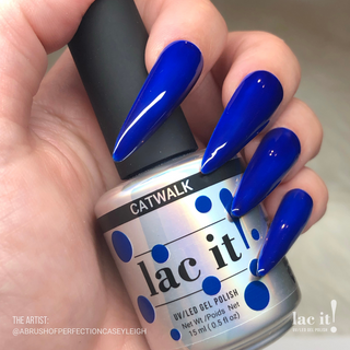 en Vogue Lac It! Catwalk navy blue jelly UV/LED gel nail polish for professional nails and extensions on long stiletto nails holding polish bottle