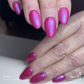 en Vogue Lac It! Chambord pearly deep raspberry with a blue iridescent shimmer UV/LED gel nail polish for professional nails and extensions on oval manicure