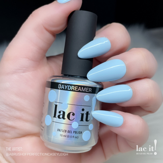en Vogue Lac It! Daydreamer pastel baby blue crème UV/LED gel nail polish for professional nails and extensions on manicured nails holding polish bottle