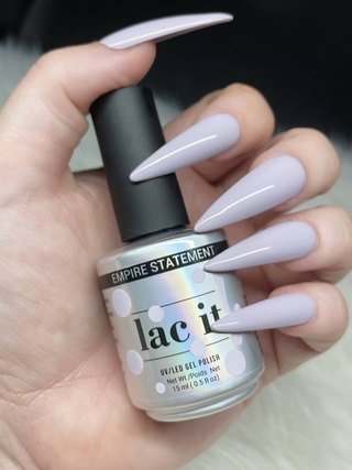 en Vogue Lac it! Empire Statement muted lavender UV/LED gel polish for professional nails and extensions shown on stiletto nails holding polish bottle