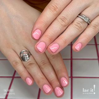 en Vogue Lac It! Fragola light salmon pink crème UV/LED gel nail polish for professional nails and extensions on short manicure