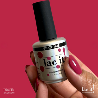 en Vogue Lac It! Gratitude rich, vibrant magenta crème UV/LED gel nail polish for professional nails and extensions on oval nails holding polish bottle