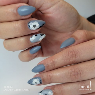 en Vogue Lac It! Hazy sky warm light grey crème UV/LED gel nail polish for professional nails and extensions swatch on stiletto manicure