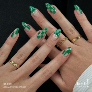 en Vogue Lac It! Karma true kelly green crème UV/LED gel nail polish for professional nails and extensions on stiletto manicure