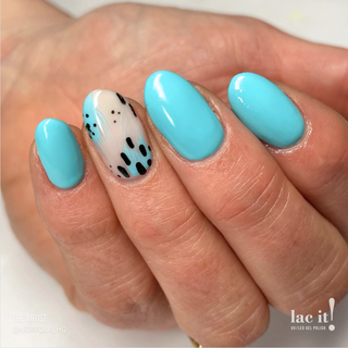 en Vogue Lac It! Menta aqua crème UV/LED gel nail polish for professional nails and extensions on an oval manicure