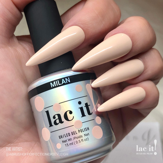 en Vogue Lac It! Milan light peachy beige crème UV/LED gel nail polish for professional nails and extensions on extra long pointed manicure holiding polish bottle