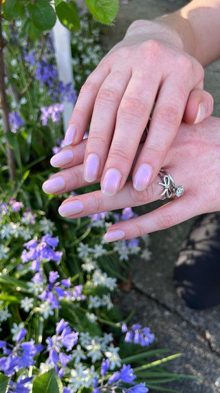 en Vogue Lac It! Milky Way sheer soft white with pearlescent hues of pink, yellow, and blue UV/LED gel nail polish for professional nails and extensions on manicured nails