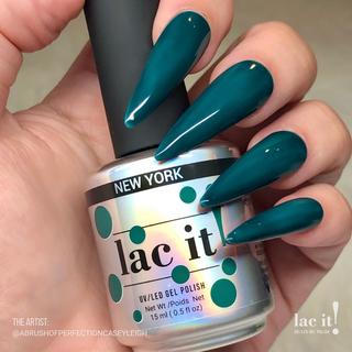 en Vogue Lac It! New York dark cyan-green jelly UV/LED gel nail polish for professional nails and extensions on long stiletto manicured nails holding bottle