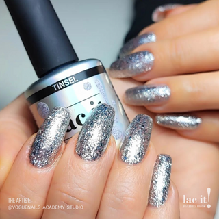 en Vogue Lac It! Tinsel clear base packed full of silver flakes UV/LED gel nail polish for professional nails and extensions on manicured nails holding polish bottle