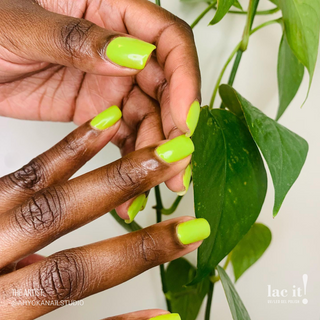 en Vogue Lac It! Trippin vibrant chartreuse-green crème UV/LED gel nail polish for professional nails and extensions on sort square shaped manicured nails