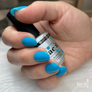 en Vogue Lac It! Tropicana rich aqua blue crème that glows in the dark UV/LED gel nail polish for professional nails and extensions on short round manicured nails holding polish bottle