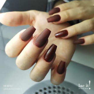 en Vogue Lac It! Vixen dark brown crème with red undertones UV/LED gel nail polish for professional nails and extensions swatch on coffin shaped manicured nails